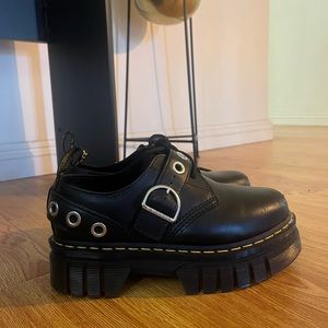 Limited Black platform docks size 7.5, could also fit size 8!